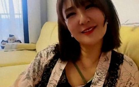 穿情趣睡衣(洞房花烛夜穿睡衣好还是睡袍好)