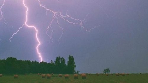 哗啦啦啦啦天在下雨(天空在下雨是什么歌)插图2