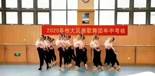 央视舞蹈大赛(央视春晚舞蹈雨巷)插图13