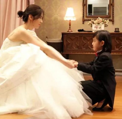 结婚晚礼服(40岁一50岁参加婚礼穿什么衣服)插图