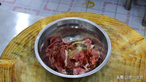 葱爆羊肉(葱爆羊肉卷王刚)插图1
