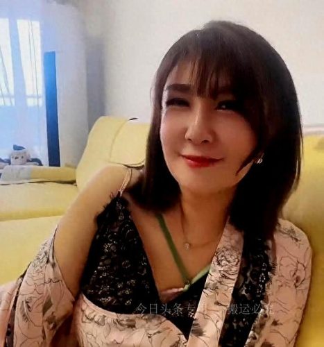 穿情趣睡衣(洞房花烛夜穿睡衣好还是睡袍好)插图1