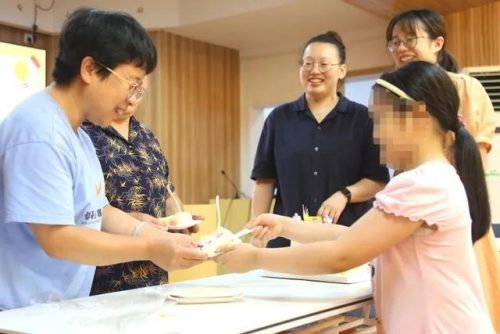 女孩上学去(小女孩去上学的图片)插图2