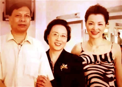 董卿为什么不主持央视春晚了(央视主持人董卿的简介)插图5
