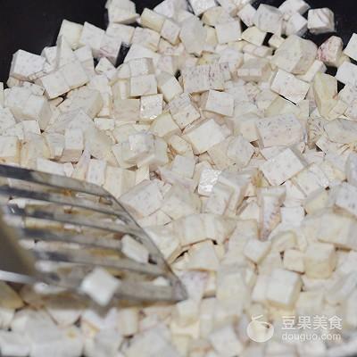 芋头糕的做法(广式芋头糕的粘米粉和水比例)插图8