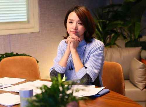 董卿为什么不主持央视春晚了(央视主持人董卿的简介)插图4