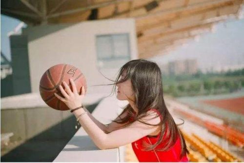 女生打篮球的好处(女孩子适合打篮球吗)插图