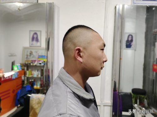 最流行男生发型(今年流行男生发型)插图2