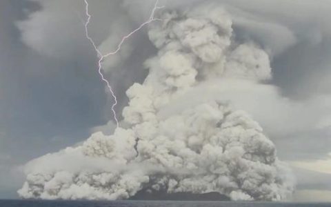 长白山天池火山(长白山天池形成的原因是什么)
