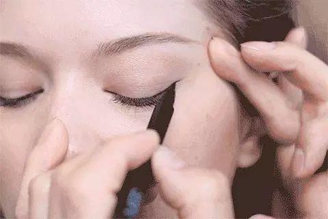 眼线液怎么画(画内眼线好还是外眼线)插图3