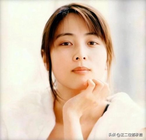 坂井泉水的个人资料简介(山口百惠身高有多高)插图