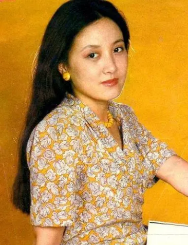 邓婕简历(邓婕一家五口近照)插图10