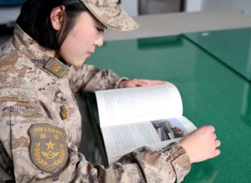 女大学生入伍(女生当两年兵值得吗)插图5