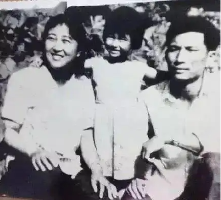 贾玲的父亲(贾冰和贾玲有亲属关系吗)插图2