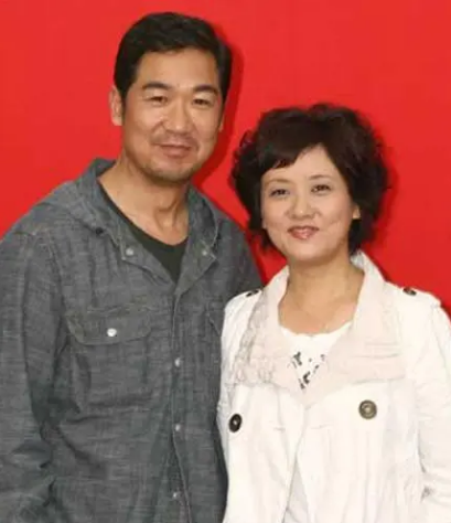邓婕简历(邓婕一家五口近照)插图14