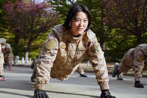 女大学生入伍(女生当两年兵值得吗)插图3
