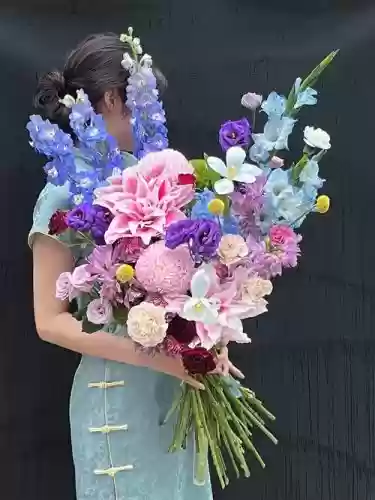 鲜花手持阵容插图