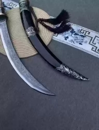 哪位主角使用弯刀作为武器插图1